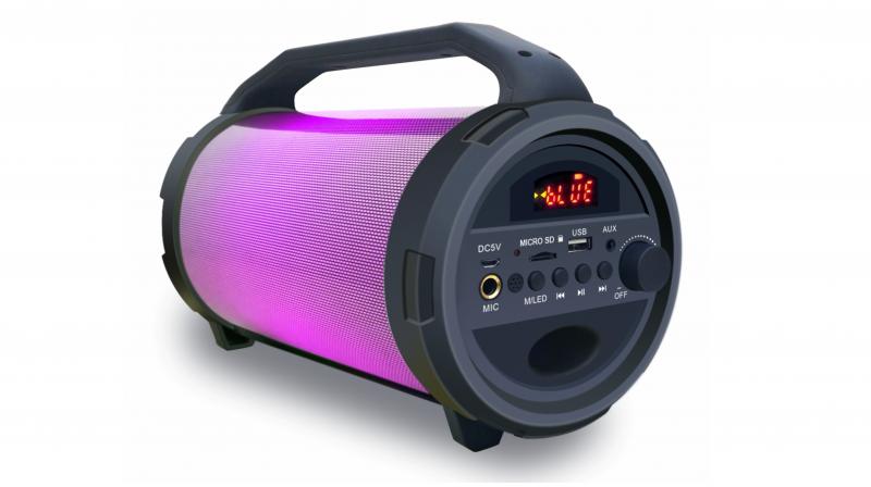 The speaker also comes with a built-in FM in order to listen to live streaming music anywhere.