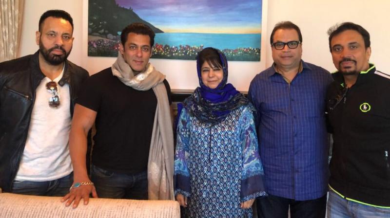 Salman Khan meets the CM in Kashmir. (Photo: Twitter/ Ramesh Taurani)