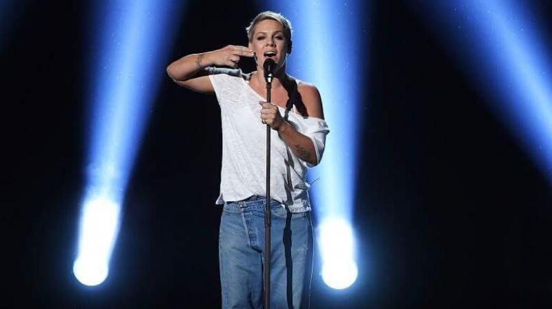 Her white t-shirt, baggy blue jeans and no shoes made a bold statement, that she stood in solidarity with the women of the #MeToo movement. (Photo: Twitter/HugoGloss)