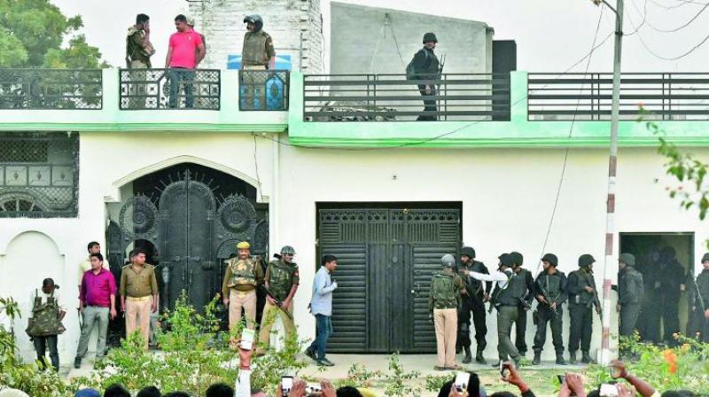 UP ATS personnel during their operation against a suspected terrorists holed up inside a building in the Thakurganj area of Lucknow on Tuesday. (Photo: PTI)
