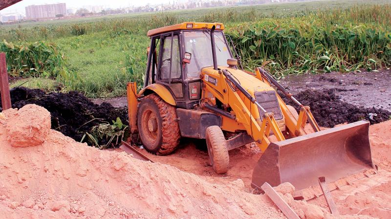 An earthmover clears the way for boats at Bellandur Lake (Photo: DC)