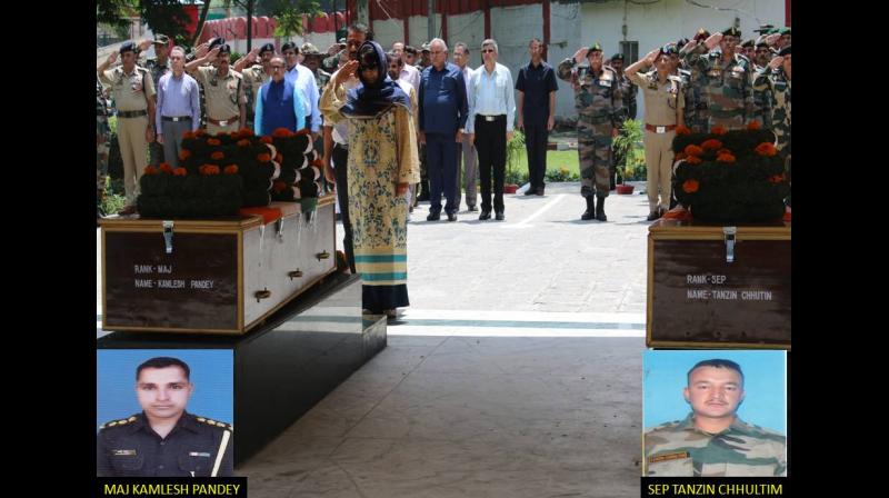 Jammu and Kashmir Chief Minister, Mehbooba Mufti, and Chinar (15) Corps Commander, Lt. Gen. JS Sandhu, and jawans paying homage to Major Kamlesh Pandey and sepoy Tanzin Chhultim at a wreath-laying ceremony held in Srinagar. (Photo: DC)