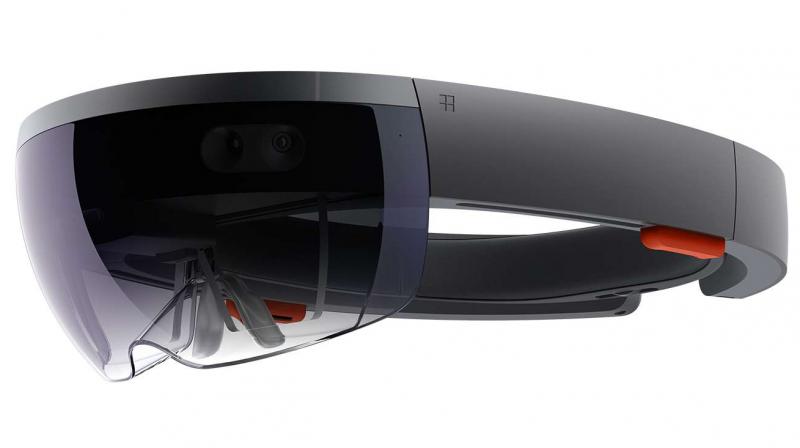 The contract could lead to the military purchasing over 100,000 HoloLens headsets.