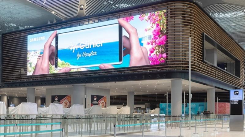 Samsungs eye-catching LED signage will welcome visitors who enter Istanbul Airport with two giant 193-sqm LED screens.