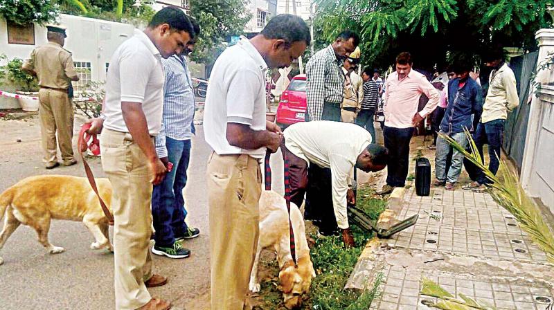 Forensic and dog squads conduct investigation near the house of Paruchuri Surendra Kumar in Sanjayanagar on Monday morning. (Photo: DC)
