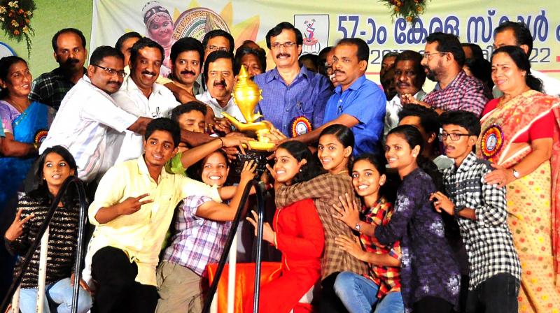 The student representatives of Kozhikode district receive the golden trophy for winners of the 57th State School Kalolsavam from Opposition leader Ramesh Chennithala and Education Minister Prof C. Raveendranath in Kannur on Sunday.