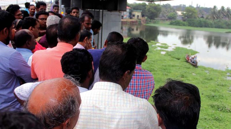 Deputy collector K.B. Babu interacts with the protesting green activists at Pathalam regulator cum bridge. As the district administration has approved their demands, the protestors have withdrawn stir.