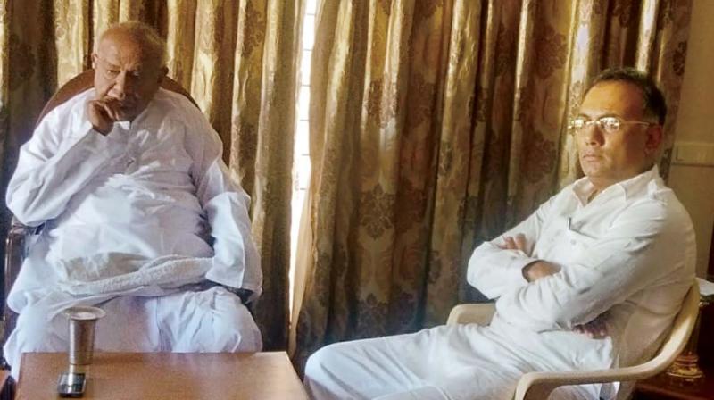 JD(S) supremo H.D. Deve Gowda and Cong state president Dinesh Gundurao (R) discuss seat sharing for LS polls 	DC