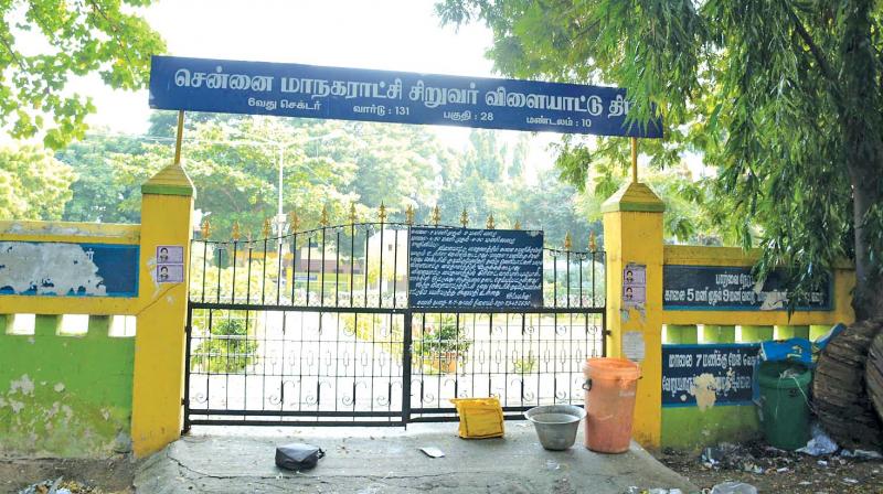 The 6th Sector Resident welfare association, supported by R7 police station, puts up a board at K.K. Nagar restricting the entry of outsiders. (Inset) Notice board (Photo: DC)