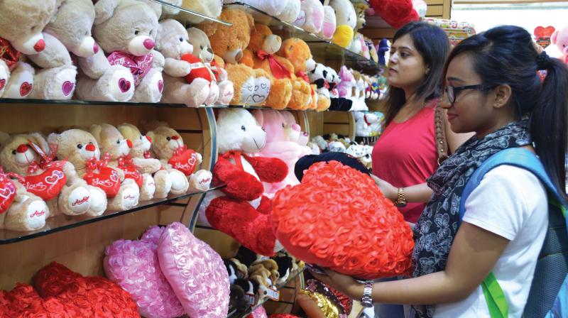 Youngsters hunt for gifts on Valentines Day eve in Bengaluru on Wednesday (Image DC)