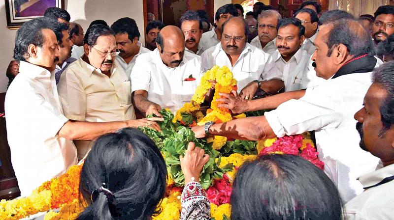 DMK working president M.K. Stalin pays floral tribute to Justice S. Rathinavel Pandian at his Anna Nagar residence on Wednesday. 	 DC