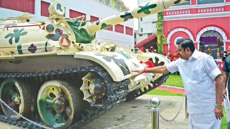 Chief Minister Edappadi K Palaniswami looks at T.55 tank used during Kargil war by the Army. (Photo: DC)