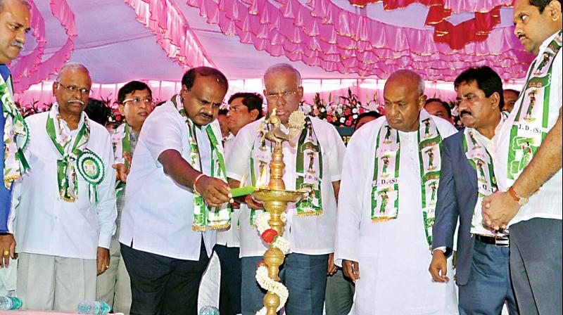 JD(S) supremo H.D. Deve Gowda, party leader P.G.R. Sindhia and Chief Minister H.D. Kumaraswamy at a function to honour party MLCs in Bengaluru on Saturday. (Photo:KPN)