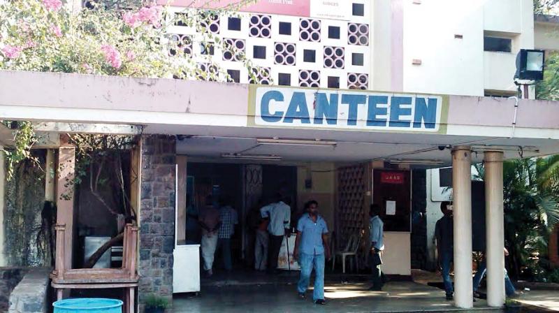 Police have launched a hunt for a man who conned the staff of a cooking vessel showroom in Parrys of Rs 25,000 by posing as a canteen staff in Anna University.