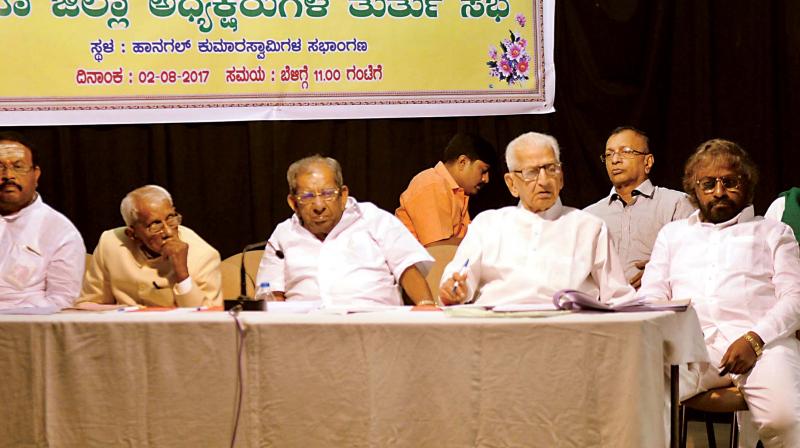 Minister Eshwar Khandre, Bhemanna Khandre, N Thippanna, Shamanur Shivashankarappa and members of All India Veerashaiva Mahasabha during a meeting on religion issue in Bengaluru on Wednesday. (Photo: KPN)