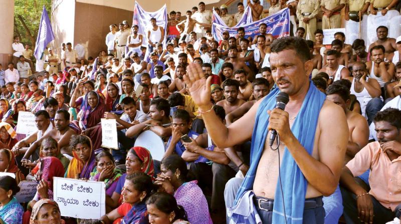 Protest against the haircut ban against Dalits by saloons in Machakanur village in Mudhol taluk (Photo: DC)