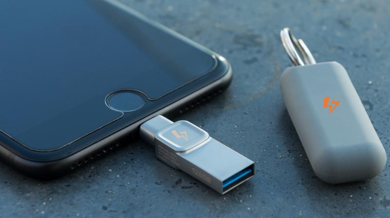 DataTraveler Bolt Duo can be connected through a Lightning or USB 3.1 Gen 1 port.