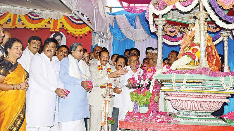 Poet K.S. Nissar Ahmed inaugurates Mysuru Dasara 2017 atop the Chamundi Hills on Thursday in the presence of CM Siddaramaiah and minister Dr H.C. Mahadevappa. (Photo: KPN)