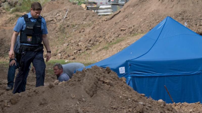 The operation on Sunday will allow for the safe defusal of the 1,400-tonne British bomb. (Photo: AFP)