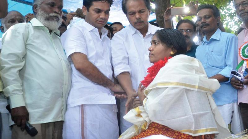 Preetha Shaji resumes her hunger strike by setting up a symbolic pyre in front of her house at Edappally in Kochi on Sunday. MLAs Hibi Eden and P.T Thomas are also seen (Photo: SUNOJ NINAN MATHEW)