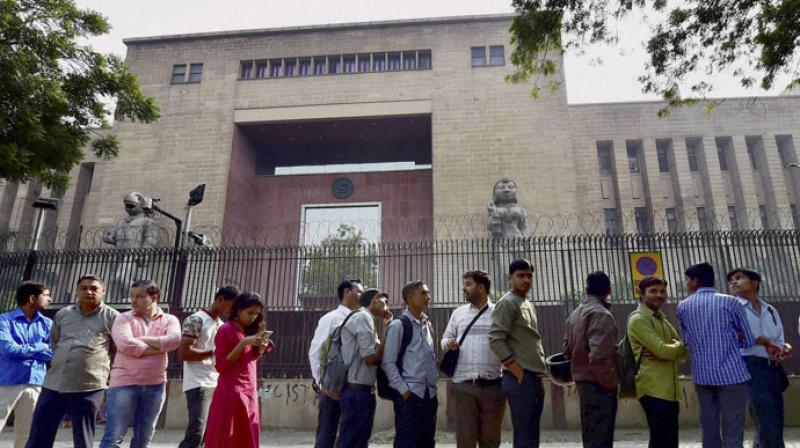 People queue up outside RBI to surrender scrapped notes. (Photo: File/PTI)