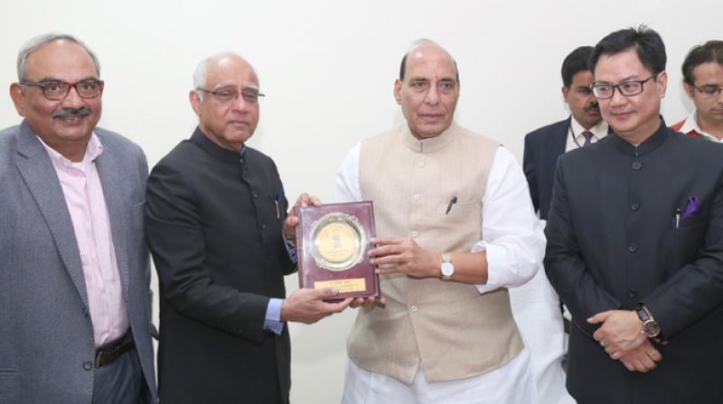The Union Home Minister, Shri Rajnath Singh presenting a memento to Shri Rajinder Khanna, who retired as the Secretary (R) on December 31, 2016, at a function, in New Delhi on January 01, 2017. (Photo: PIB)