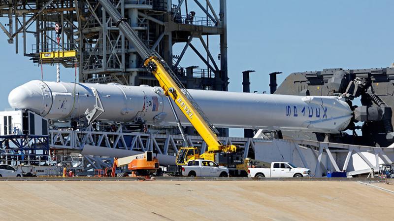 A SpaceX Falcon 9 rocket, in a horizontal position (Photo: Reuters)
