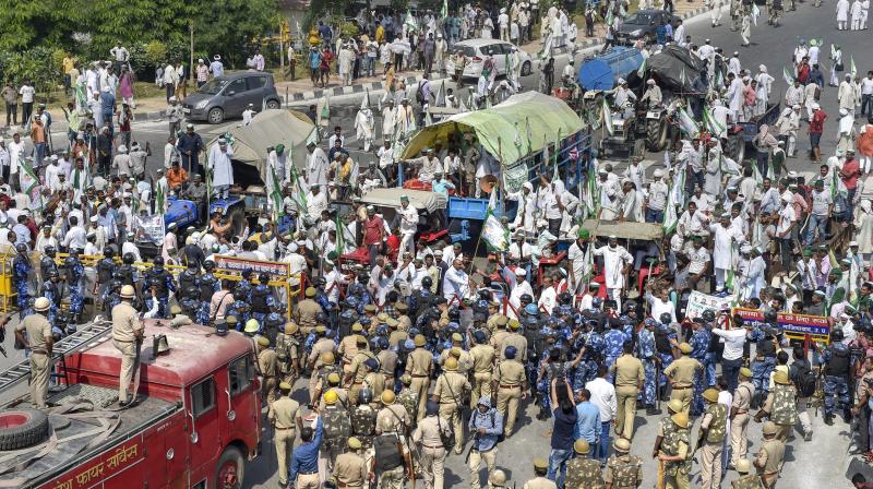 The farmers were marching towards Delhi over demands ranging from farm loan waiver to cut in fuel prices, but were stopped at Delhi-UP border with police using water cannons to disperse them. (Photo: PTI)
