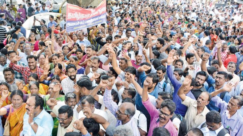 Government employees demanding scrapping of new pension scheme protest in front of Ezhilagam Building in Chepauk at a protest organized by Jactto-Geo. (Photo: DC)