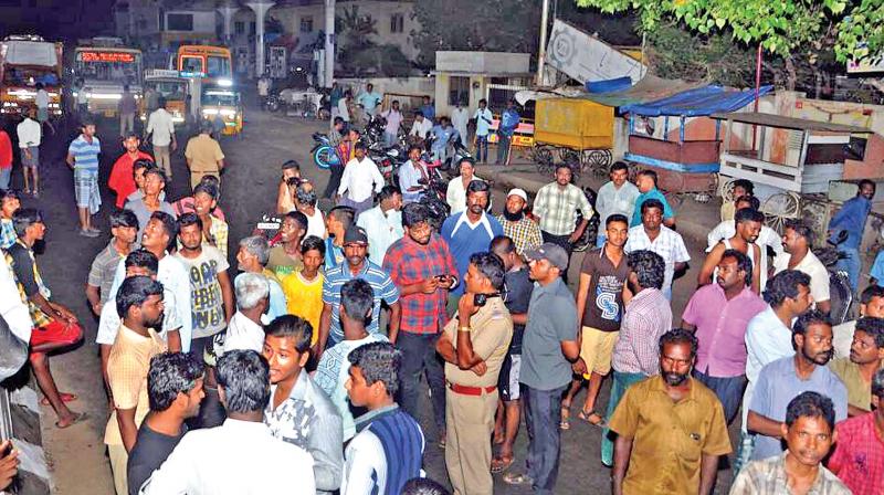 Residents of Sharma Nagar in Vyasarpadi hold a road roko in front of the electricity board office in Vyasarpadi over frequent power outages. (Photo: DC)