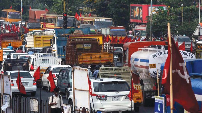 Vyttila junction started witnessing heavy traffic congestion as usual after the traffic reforms were dropped. Authorities restored the signal on Monday following widespread public protest against the reforms which were introduced in July. 	(Photo: DC)
