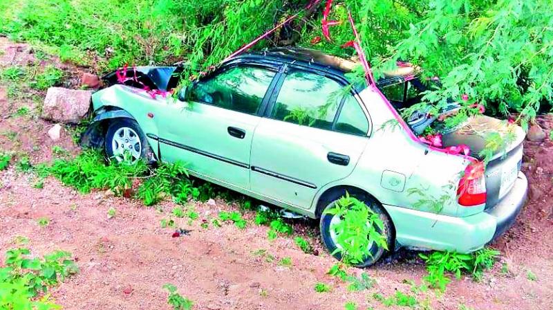The car that was involved in the accident lies by the side of the road. (Photo:DC)