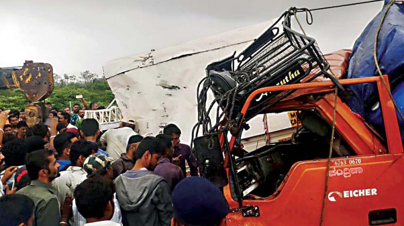 A mini lorry and a jeep collided killing 5 people on NH 4, near Nippani on Monday.  (Photo:KPN)