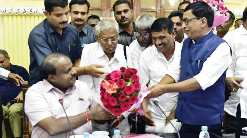 A farmers delegation from Chikkamagaluru led by Minister C.S. Putte Gowda met Chief Minister H.D. Kumaraswamy in Bengaluru on Saturday (Photo: DC)