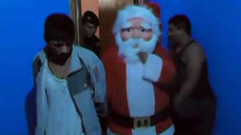 Wearing a giant mask of jolly old Saint Nick, a Peru cop arrested a bunch of drug traffickers.