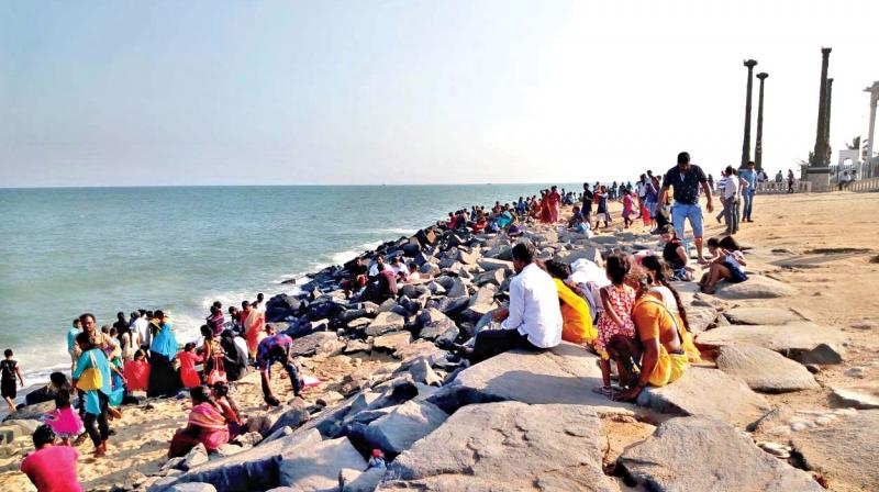 People throng Puducherry beach ahead of New year. (Photo: DC)