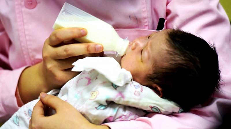 A nurse feeds a newborn baby at a hospital in Fuyang, in central Chinas Anhui province. (Photo: AP)