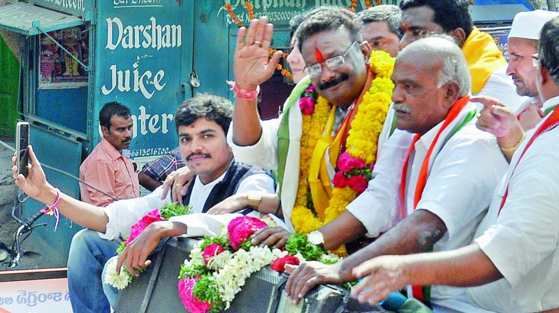 Congress candidate from Khairatabad constituency Dasoju Shravan on his way to file his nomination with large crowd of supporters on Monday. (Photo: GANDHI)