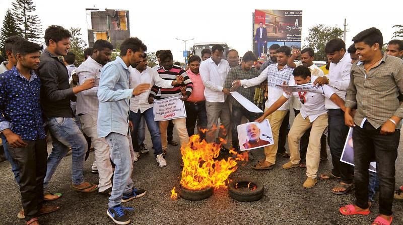 Congress workers protest against IT raids on Energy Minister D.K. Shivakumar, in Mysuru on Thursday 	 KPN