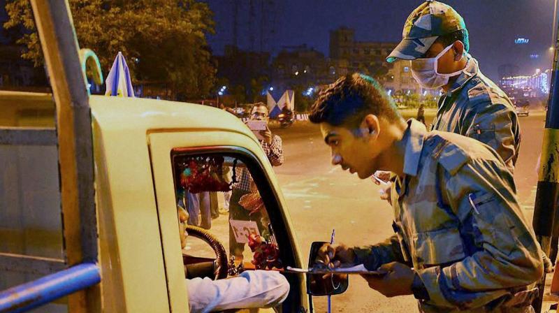Army jawans check vehicles at the toll plaza at Vidyasagar Setu near Nabanna (State Secretariat) in Kolkata. (Photo: PTI)