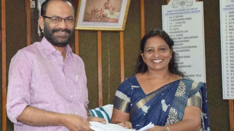 District panchayat vice-president  Adv.Shylaja Beegam  hands over the Budget 2017 - 18 to president  V.K.Madhu on Monday.	(Photo: DC)