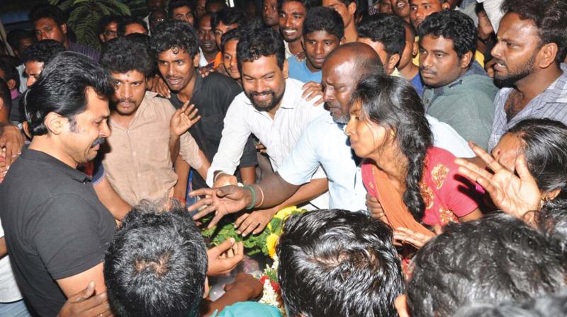 Karthi rushed to Jeevans residence to pay homage.