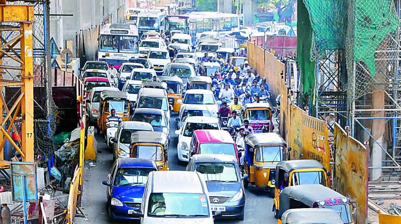 Vehicles move at a snails pace between Chadarghat and and Nalgonda cross road. (Photo: DC)