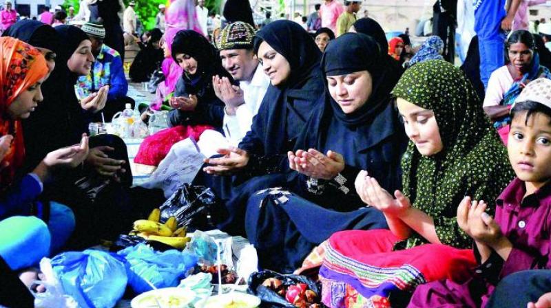 Ramzan: People debate start of fasting