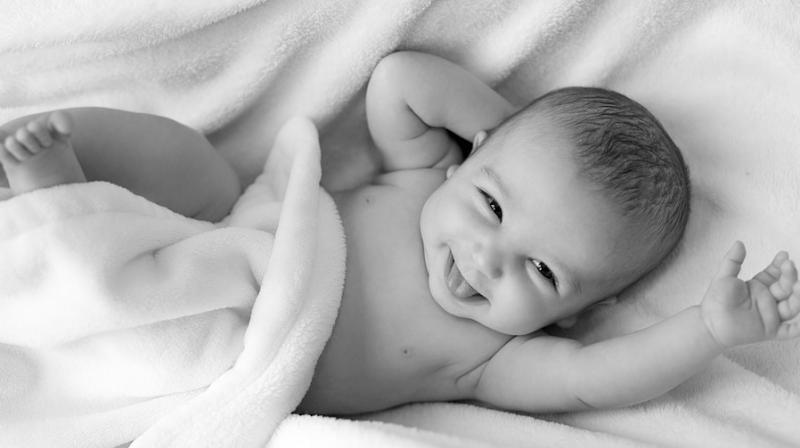 Cuddles help ease babies pain from needle sticks, new study finds. (Photo: Pixabay)