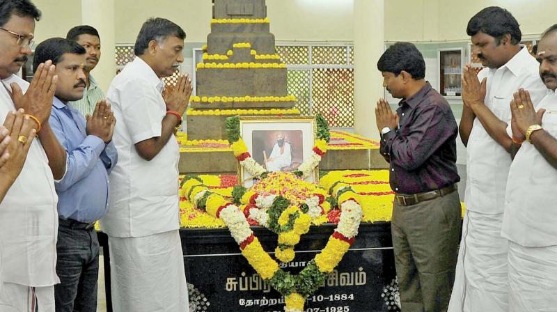 Higher education minister and district collector pay tribute to freedom fighter Subramania Siva at his memorial. (Photo: DC)
