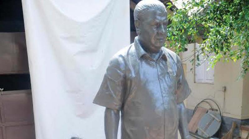 Sculptor V. Mahendran with statue of  M.V. Raghavan.