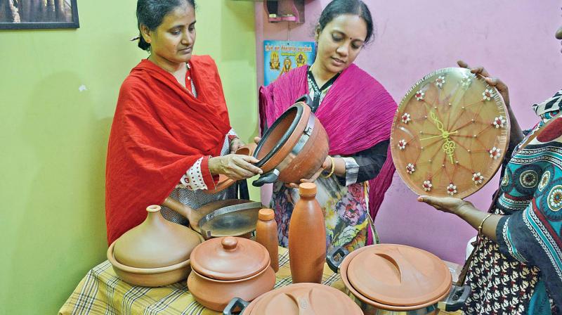 The fridge made of clay Keeps food fresh using just one litre of water per day without electricity. (Right) Other kitchenware made of clay. (Photo: DC)