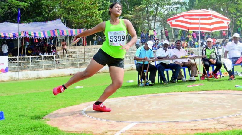 A girl participates in the finals of the discus throw event (Photo: K. Muralikrishna)