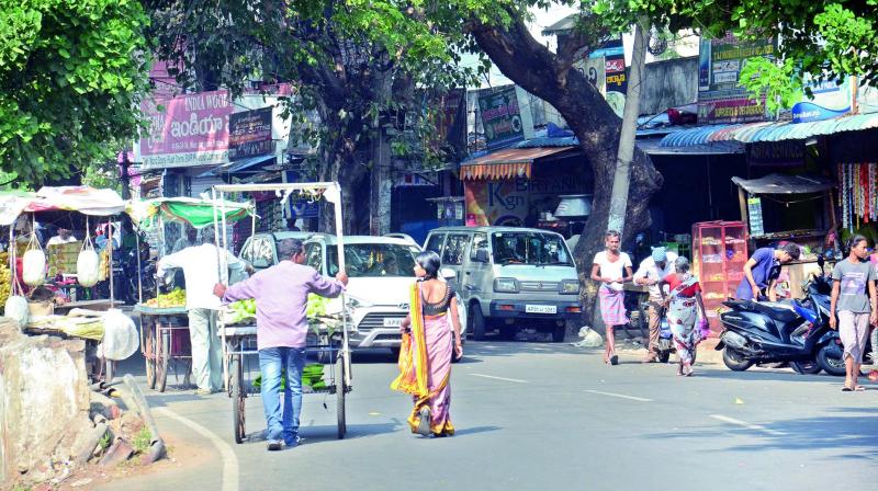 A view of busiest Akkayyapalem main road covered with pushcarts in Visakhapatnam. (Photo: DC)